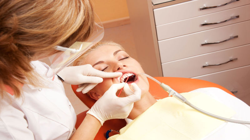 How Cosmetic Dentist in Bloomfield Hills Will Help Treat Halitosis